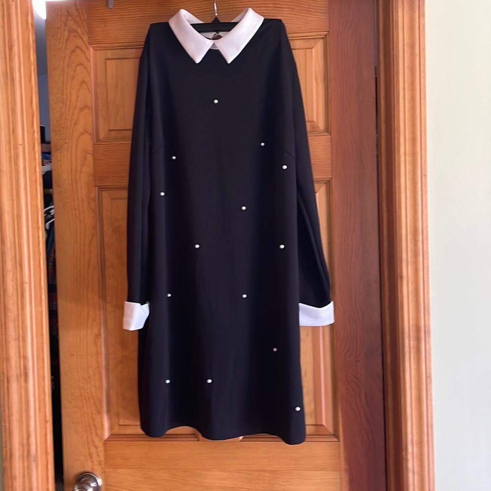 NWOT black collared dress with Pearl details. Size 12/Xl.